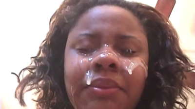 בחורה ברזילאית שחורה מקבלת זרע על הפנים לאחר סקס אנאלי עם זין גדול